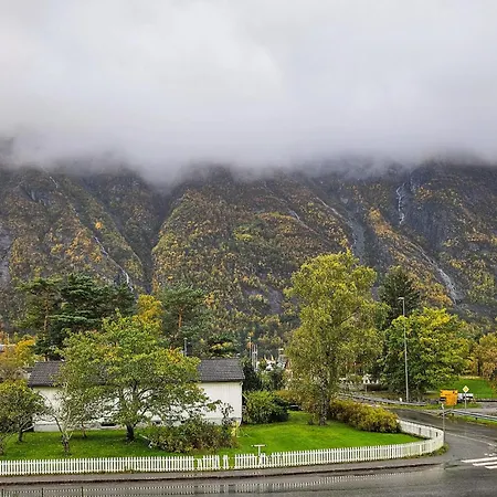 3 Bedroom Lovely In إيدفيورد