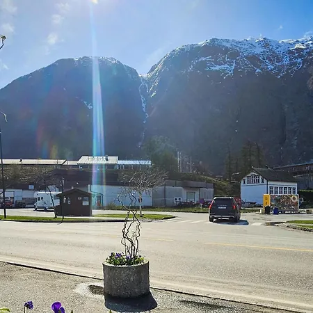 3 Bedroom Lovely In شقة إيدفيورد